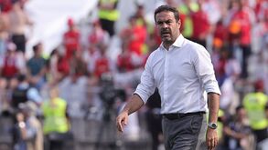 Artur Jorge fica mas a fasquia sobe