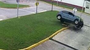 Mulher acelera em vez de travar durante exame de condução e acaba... a capotar o carro