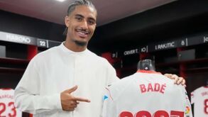 Sevilha exerce opção e contrata defesa francês Badé até 2027