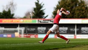 É proibido secar a bola com toalhas: A nova regra que parece feita para tramar o Wrexham