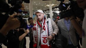 Kökçü já está em Lisboa para reforçar o Benfica: «Falo amanhã, estou muito feliz»