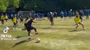 Falta de treino? Evra tentou passe de letra mas... acabou no chão