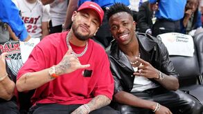 Neymar e Vinícius Júnior assistem à vitória dos Nuggets sobre os Heat na final da NBA