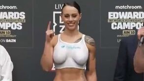 Campeã de boxe vai à pesagem em topless: pintura corporal simula um top branco