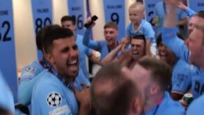 Rodri marcou o golo e foi o centro das atenções na festa do Manchester City no balneário