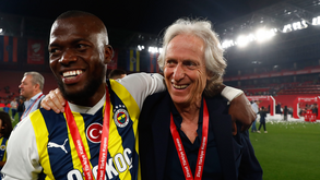 Jorge Jesus despede-se com um troféu