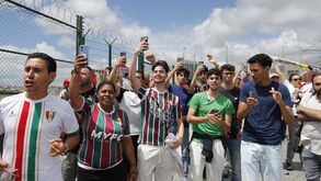 As imagens da euforia dos adeptos do Estrela da Amadora na chegada da equipa a Lisboa