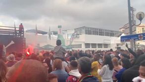 Milhares de adeptos do Estrela da Amadora na Reboleira à espera da equipa para celebrar subida de divisão
