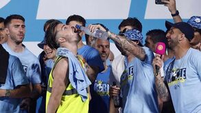 Grealish foi a alma da festa na parada do triplete do Man. City: as imagens do desfile em Manchester