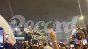 Adeptos do E. Amadora foram à loucura no momento da chegada do autocarro da equipa à Reboleira
