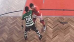 Polémica na Luz: agressão ou autoagressão no lance que deu o 2-1 para o Benfica frente ao Sporting?