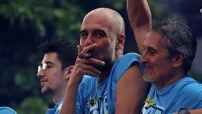Guardiola distribuiu prémio da conquista da Premier League pelos funcionários do Man. City