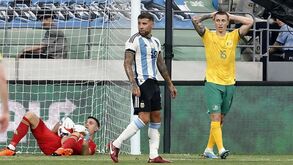 Assim foi o choque entre Enzo e Otamendi que deixou o central do Benfica lesionado