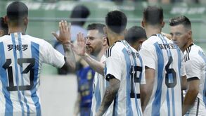 Argentina derrota Austrália com golos de Messi e Pezzella 