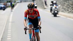 Gino Mader sofre grave queda na Volta à Suíça: ciclista da Bahrain ficou inconsciente