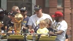 Mulher de Jokic atingida por lata de cerveja durante o desfile dos Denver Nuggets