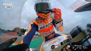 Marc Márquez impediu queda e mostrou dedo do meio... à moto