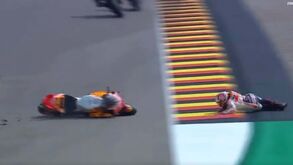 Mecânicos da Honda sem mãos a medir: Marc Márquez caiu três vezes numa hora
