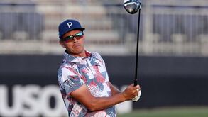 Rickie Fowler isola-se no comando do US Open em golfe