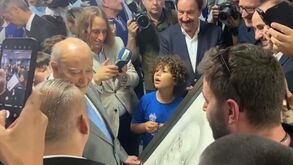 Pinto da Costa dá autógrafos, tira fotos e recebe... uma pintura
