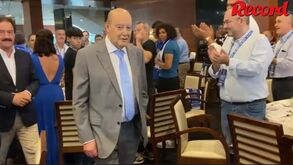 Pinto da Costa recebido com hino do FC Porto e aplausos em almoço em Viseu