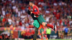 O insólito momento em que adepto invasor se ajoelhou e levantou Cristiano Ronaldo