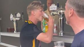 Fez um hattrick e foi ao bar... 'mandar' abaixo uma cerveja!