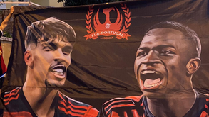 Grupo de adeptos do Flamengo em Portugal faz homenagem a Vinícius e Lucas Paquetá