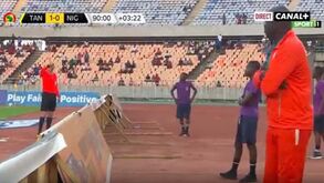 Insólito: árbitro expulsa três apanha-bolas por interromperem ataque