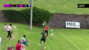 Insólito: jogo interrompido na Irlanda porque criança... roubou bandeirola de canto