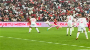 O golaço de Arda Güler pela Turquia: benfiquista Kökçü está na jogada