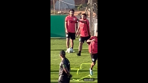 Avançado brasileiro 'saca' de arma falsa após ser recebido com túnel de calduços