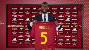 Oficial: Evan Ndicka reforça defesa da Roma de Mourinho