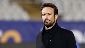 César Peixoto confirma abordagens mas adverte que é um treinador no mercado