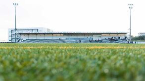 Elogios para árbitra que recusou continuar jogo enquanto público não saísse: «Teve calma e coerência»