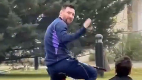 Lionel Messi 'apanhado' a andar de bicicleta com a família em Rosário