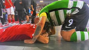 Grande gesto de João Matos: capitão do Sporting consolou benfiquista Lúcio Rocha após o jogo