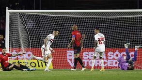 Bento titular na derrota do Ath. Paranaense diante do São Paulo