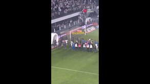 Assustador: jogadores e treinador do Santos deixam relvado a correr para não serem atingidos por petardos
