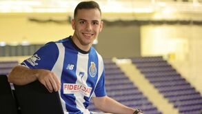 Ezequiel Mena renova pelo FC Porto até 2027 