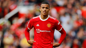 Afastado do Manchester United, Mason Greenwood volta aos treinos com personal trainer