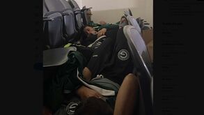 Caos no Brasil: adeptos do Vasco da Gama atiram petardos para o relvado e tentam partir barreiras de segurança