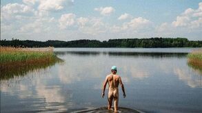 Valtteri Bottas repete tradição de verão: mais uma foto nu no meio da natureza