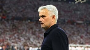 Dono da Roma está em Portugal e deve encontrar-se com Mourinho: treinador quer definir futuro