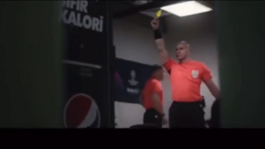 Árbitro da final da Champions 'ensaiou' movimento de... mostrar cartões