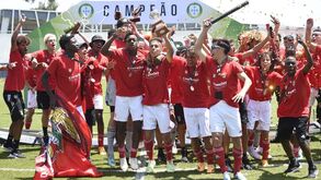 A festa rija do Benfica na hora de receber troféu de campeão nacional de iniciados