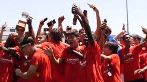 Iniciados do Benfica recebem troféu pela conquista do campeonato e fazem a festa no Seixal