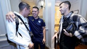Di María já está em Buenos Aires para jogo de homenagem a Riquelme