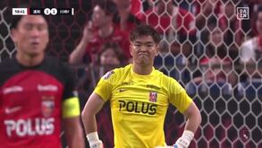 Guarda-redes japonês 'inventa', marca na própria baliza e o treinador nem queria acreditar