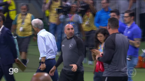 Luís Castro tentou cumprimentar Abel Ferreira mas o técnico do Palmeiras... já tinha ido embora